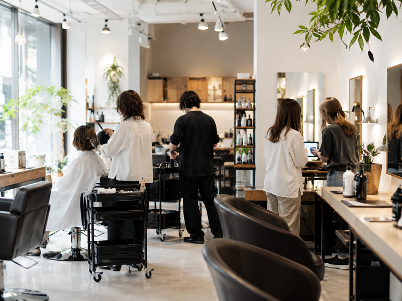 明るい店舗内装。経営コンサルティングのイメージ